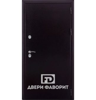 дверь усилена тремя петлями окрашена цинкогрунтом черного цвета