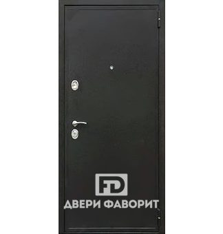 Стальная дверь с трехконтурным уплотнителем и зеркалом внутри