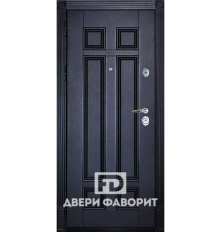 металлическая дверь отделана чёрным филенчатым мдф
