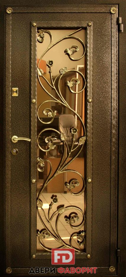 металлическая дверь с зеркалом и ковкой в виде вьюна